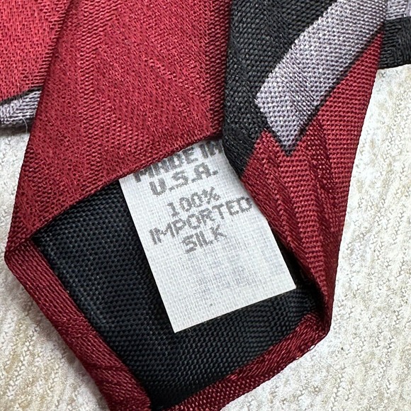 Oscar De La Renta Tie Mens Couture 100% Silk Red Black Paisley NeckTie - Picture 6 of 8